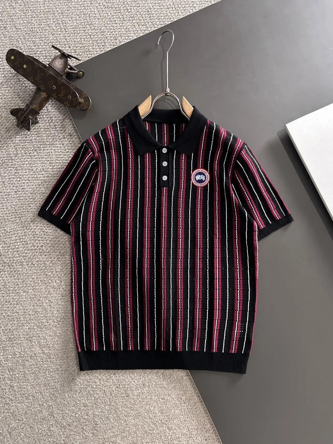 Next day shipment P300 High quality Big Goose 2025 autumn and winter new men's lapel short-sleeved T-shirt Made of combed cotton yarn knitted cotton fabric, pure cotton high-weight special yarn, it feels full of weight when weighed, and the upper body is more textured than ordinary T-shirts. This texture can cope with the weather easily and is suitable for both hot and cold! The pattern on the chest adopts three-dimensional embroidery technology, and is perfectly produced stitch by stitch with reference to the original version! Loose fit design, looks noble. Size: M to XXXL